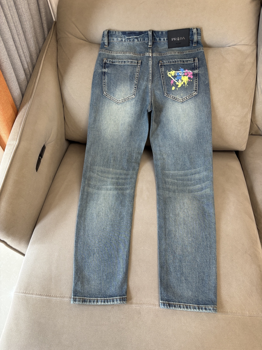 专柜🆕2026春夏设计推荐 热卖牛仔裤🆕柔软亲肤面料 奢华头层牛皮腰牌 经典蓝洗水 专柜限量款 奢华感订