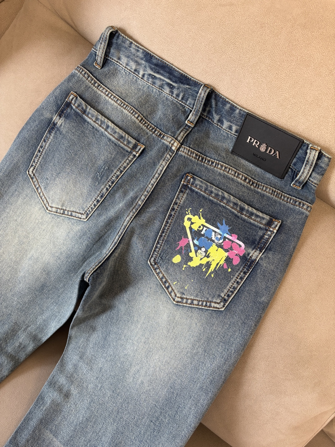 专柜🆕2026春夏设计推荐 热卖牛仔裤🆕柔软亲肤面料 奢华头层牛皮腰牌 经典蓝洗水 专柜限量款 奢华感订