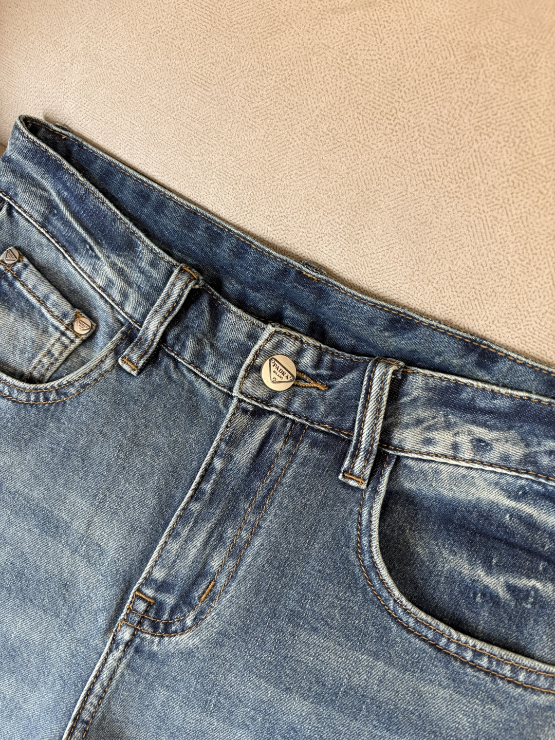 专柜🆕2026春夏设计推荐 热卖牛仔裤🆕柔软亲肤面料 奢华头层牛皮腰牌 经典蓝洗水 专柜限量款 奢华感订