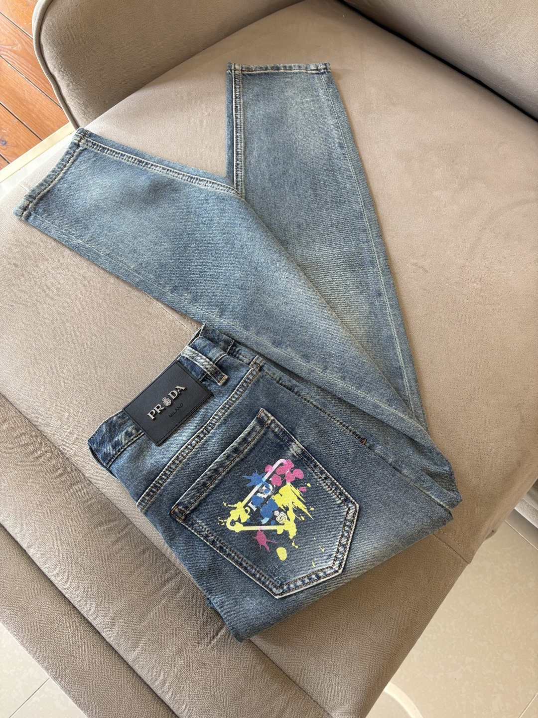 专柜🆕2026春夏设计推荐 热卖牛仔裤🆕柔软亲肤面料 奢华头层牛皮腰牌 经典蓝洗水 专柜限量款 奢华感订