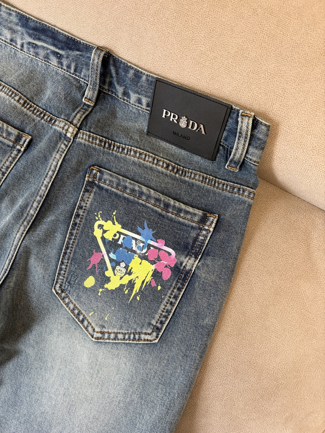 专柜🆕2026春夏设计推荐 热卖牛仔裤🆕柔软亲肤面料 奢华头层牛皮腰牌 经典蓝洗水 专柜限量款 奢华感订