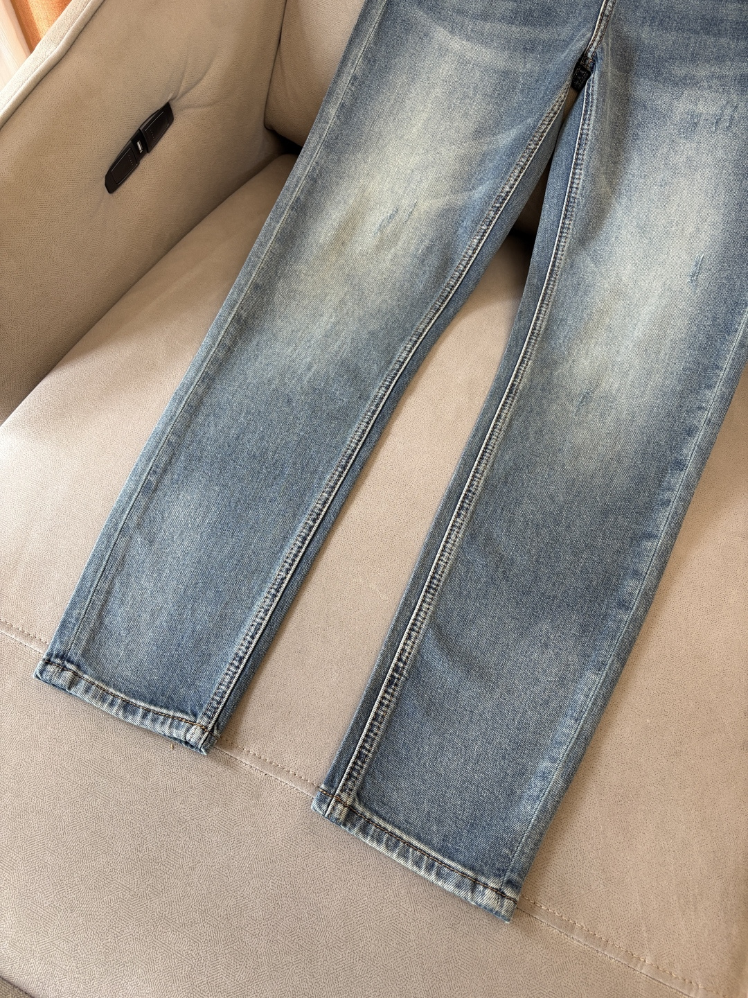 专柜🆕2026春夏设计推荐 热卖牛仔裤🆕柔软亲肤面料 奢华头层牛皮腰牌 经典蓝洗水 专柜限量款 奢华感订