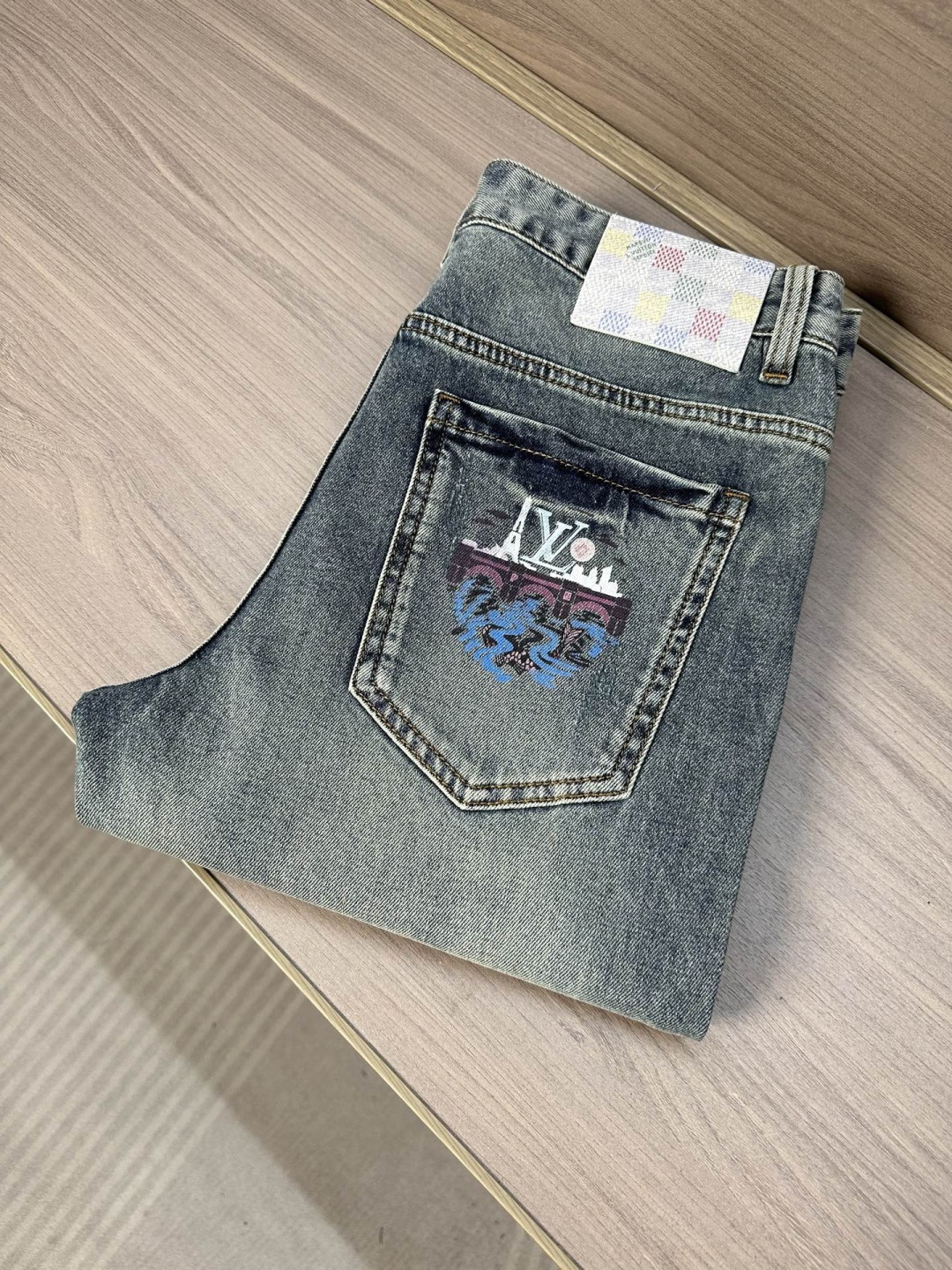 NO:745781,The counter's 2026 spring and summer design recommendations. Hot-selling jeans with soft skin-friendly fabrics. Luxurious first-layer cowhide waist tag. Classic blue wash. Limited edition at the counter. Luxurious custom-made fabrics. Craftsmanship + wash. Foreign trade quality and detail processing. I absolutely love this color. I love it. I love the single color.19860909专柜2026春夏设计推荐 热卖牛仔裤柔软亲肤面料 奢华头层牛皮腰牌 经典蓝洗水 专柜限量款 奢华感订制面料 工艺+洗水外贸品质感细节处理满满到位 这颜色绝对爱了爱了爆单款色系百搭大牛味 弹力修身小直筒裤型 尺码.29-38 无35；37码 FFF001,,jeans,cowhide,,Men's clothing