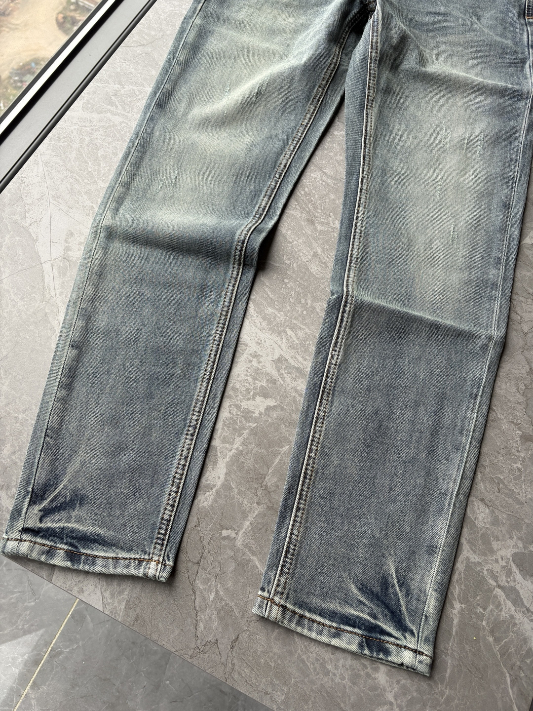 专柜🆕2026春夏设计推荐 热卖牛仔裤🆕柔软亲肤面料 奢华头层牛皮腰牌 经典蓝洗水 专柜限量款 奢华感订