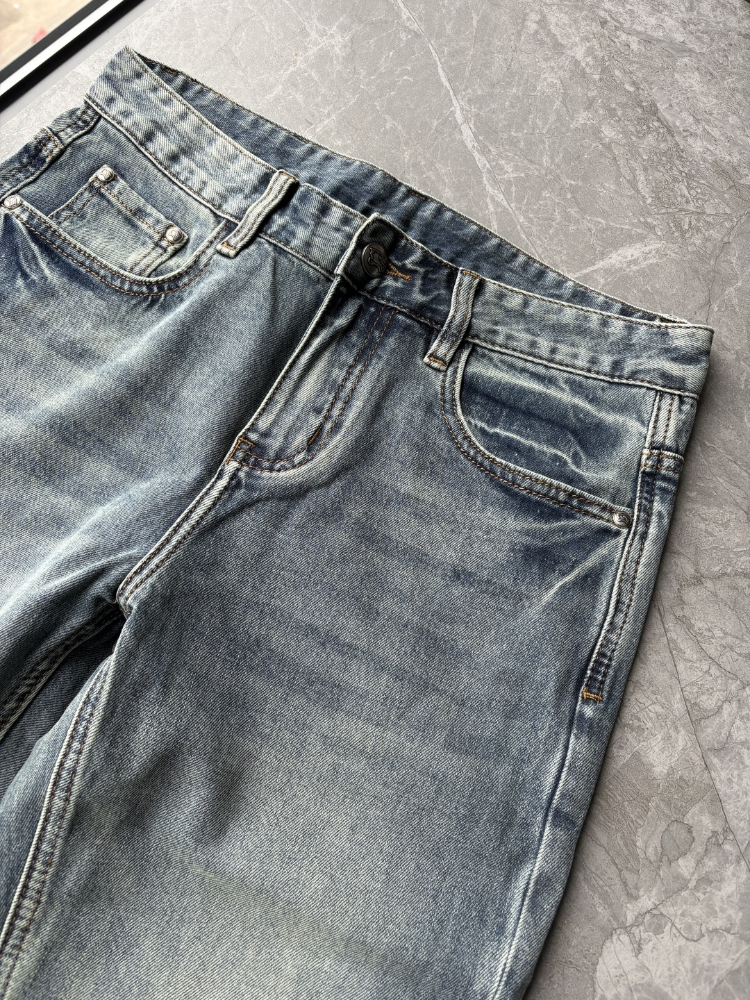 专柜🆕2026春夏设计推荐 热卖牛仔裤🆕柔软亲肤面料 奢华头层牛皮腰牌 经典蓝洗水 专柜限量款 奢华感订