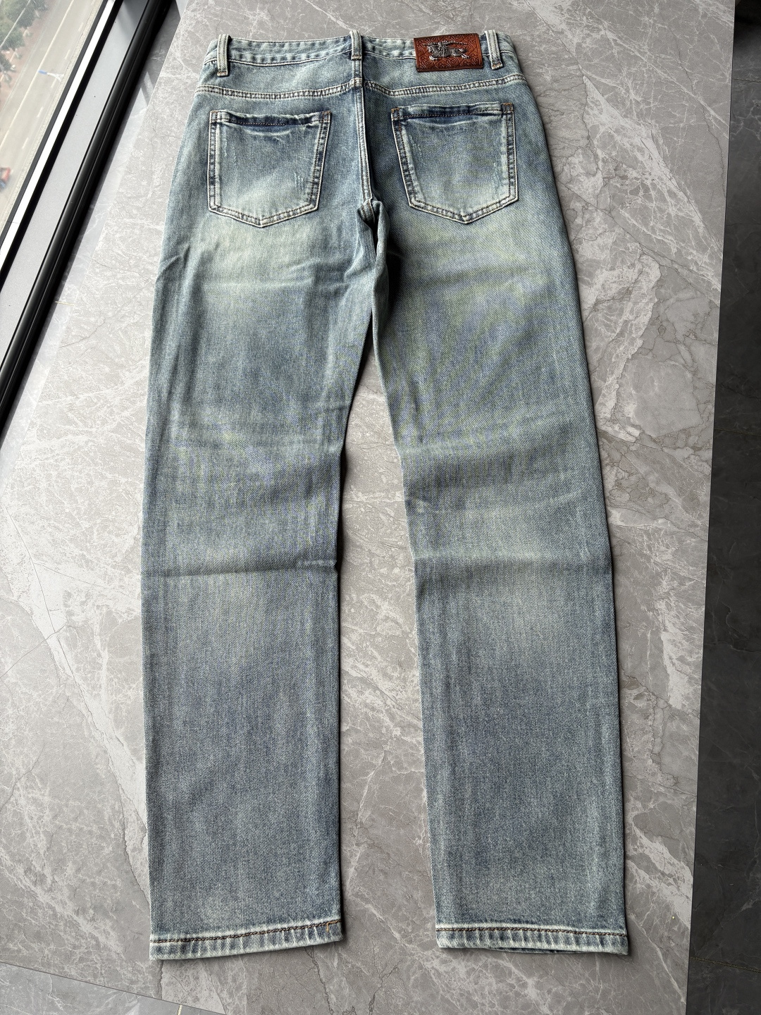 专柜🆕2026春夏设计推荐 热卖牛仔裤🆕柔软亲肤面料 奢华头层牛皮腰牌 经典蓝洗水 专柜限量款 奢华感订