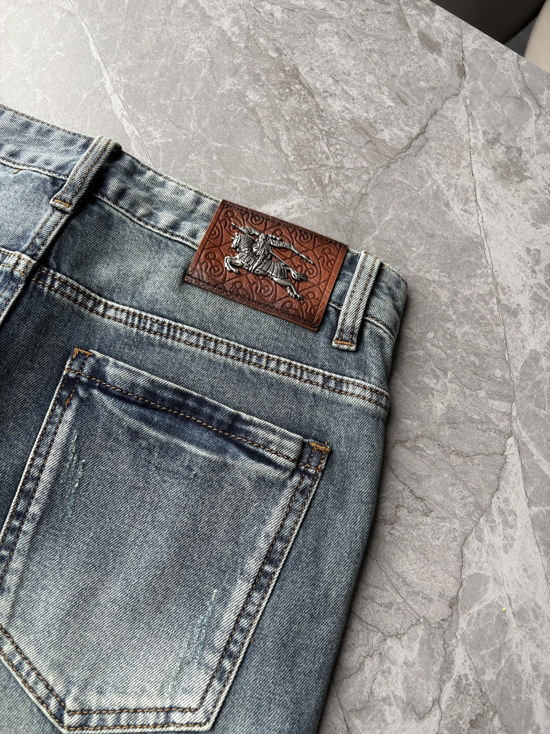 专柜🆕2026春夏设计推荐 热卖牛仔裤🆕柔软亲肤面料 奢华头层牛皮腰牌 经典蓝洗水 专柜限量款 奢华感订