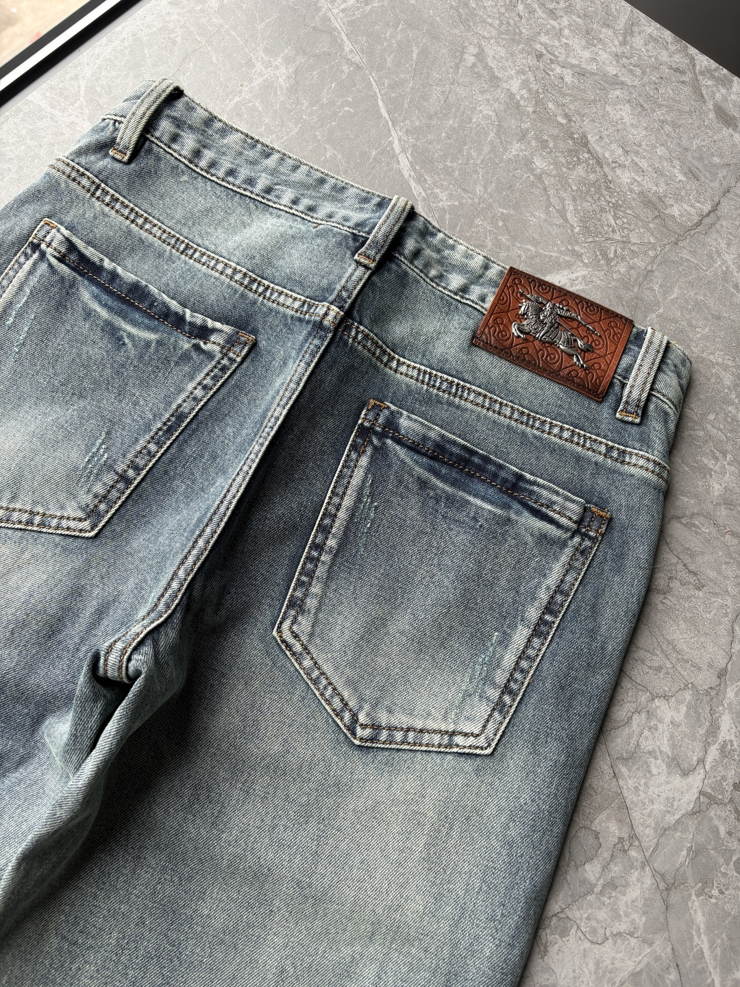 专柜🆕2026春夏设计推荐 热卖牛仔裤🆕柔软亲肤面料 奢华头层牛皮腰牌 经典蓝洗水 专柜限量款 奢华感订