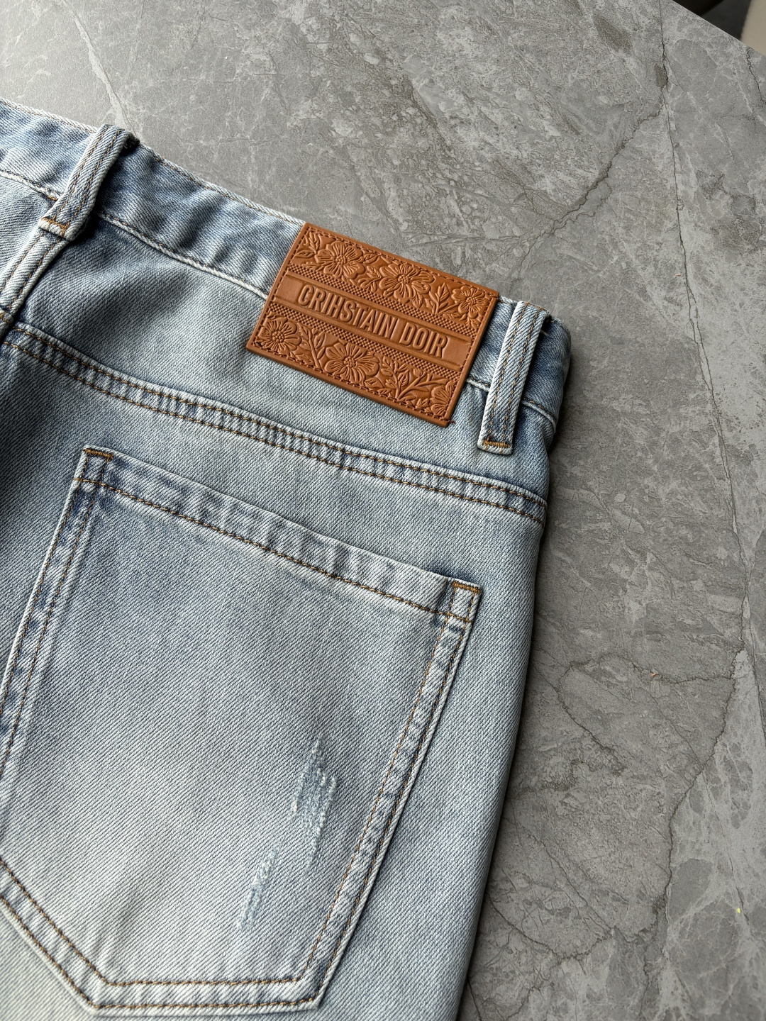 专柜🆕2026春夏设计推荐 热卖牛仔裤🆕柔软亲肤面料 奢华头层牛皮腰牌 经典蓝洗水 专柜限量款 奢华感订
