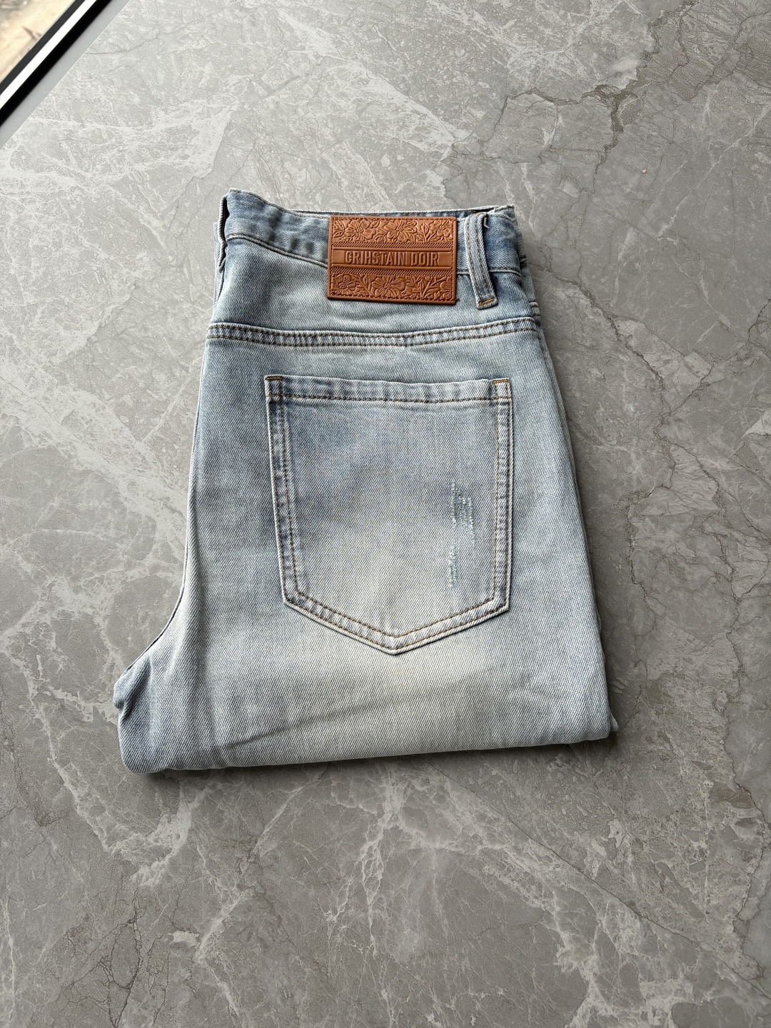 专柜🆕2026春夏设计推荐 热卖牛仔裤🆕柔软亲肤面料 奢华头层牛皮腰牌 经典蓝洗水 专柜限量款 奢华感订