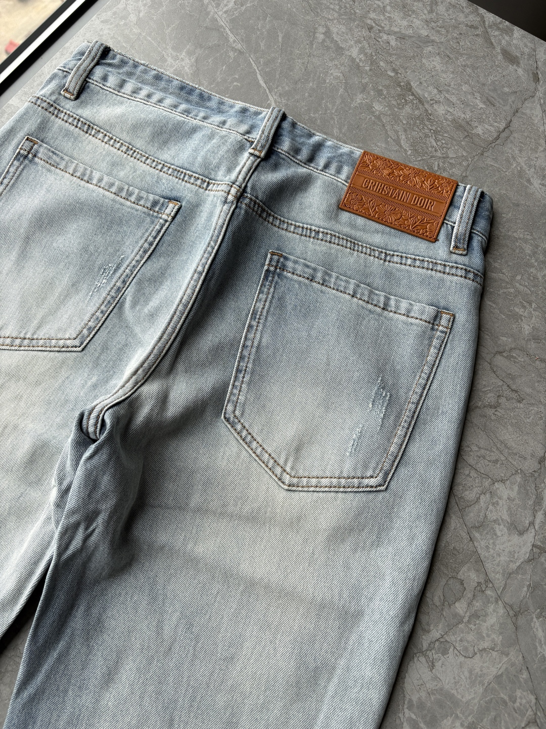 专柜🆕2026春夏设计推荐 热卖牛仔裤🆕柔软亲肤面料 奢华头层牛皮腰牌 经典蓝洗水 专柜限量款 奢华感订