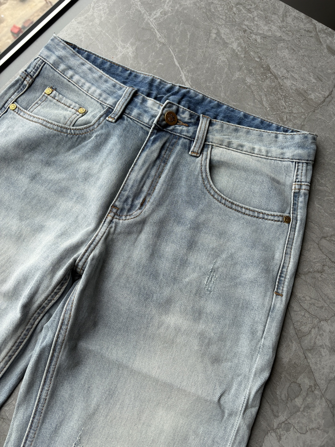 专柜🆕2026春夏设计推荐 热卖牛仔裤🆕柔软亲肤面料 奢华头层牛皮腰牌 经典蓝洗水 专柜限量款 奢华感订