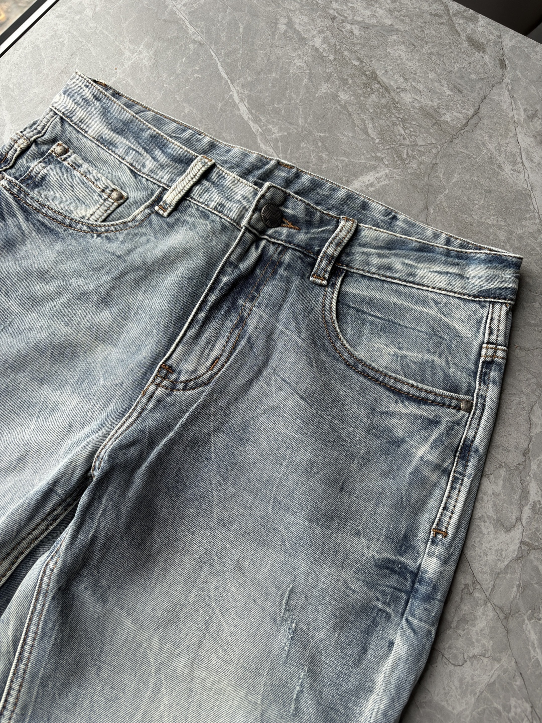 专柜🆕2026春夏设计推荐 热卖牛仔裤🆕柔软亲肤面料 奢华头层牛皮腰牌 经典蓝洗水 专柜限量款 奢华感订