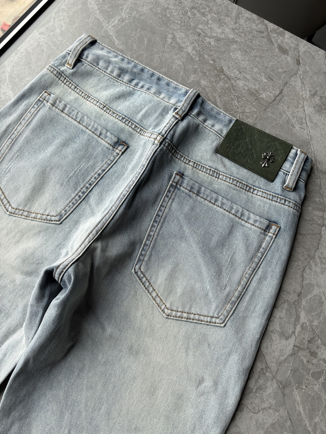 专柜🆕2026春夏设计推荐 热卖牛仔裤🆕柔软亲肤面料 奢华头层牛皮腰牌 经典蓝洗水 专柜限量款 奢华感订