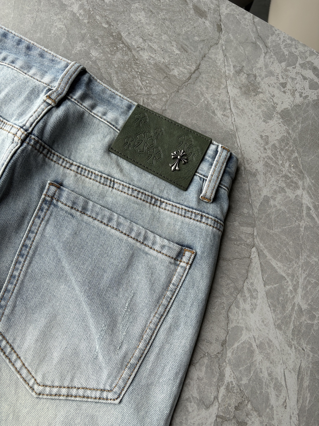 专柜🆕2026春夏设计推荐 热卖牛仔裤🆕柔软亲肤面料 奢华头层牛皮腰牌 经典蓝洗水 专柜限量款 奢华感订