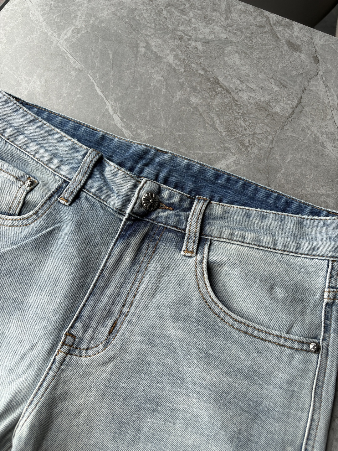 专柜🆕2026春夏设计推荐 热卖牛仔裤🆕柔软亲肤面料 奢华头层牛皮腰牌 经典蓝洗水 专柜限量款 奢华感订