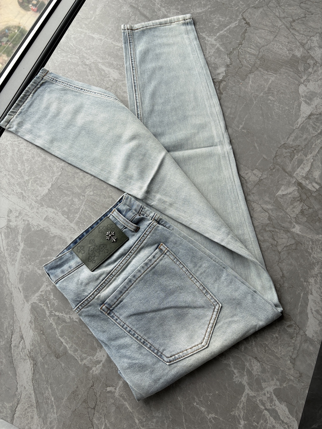 专柜🆕2026春夏设计推荐 热卖牛仔裤🆕柔软亲肤面料 奢华头层牛皮腰牌 经典蓝洗水 专柜限量款 奢华感订