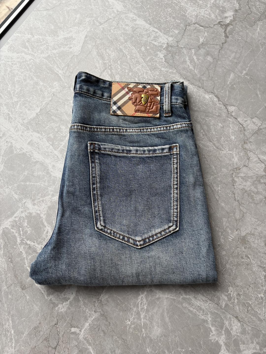 专柜🆕2026春夏设计推荐 热卖牛仔裤🆕柔软亲肤面料 奢华头层牛皮腰牌 经典蓝洗水 专柜限量款 奢华感订