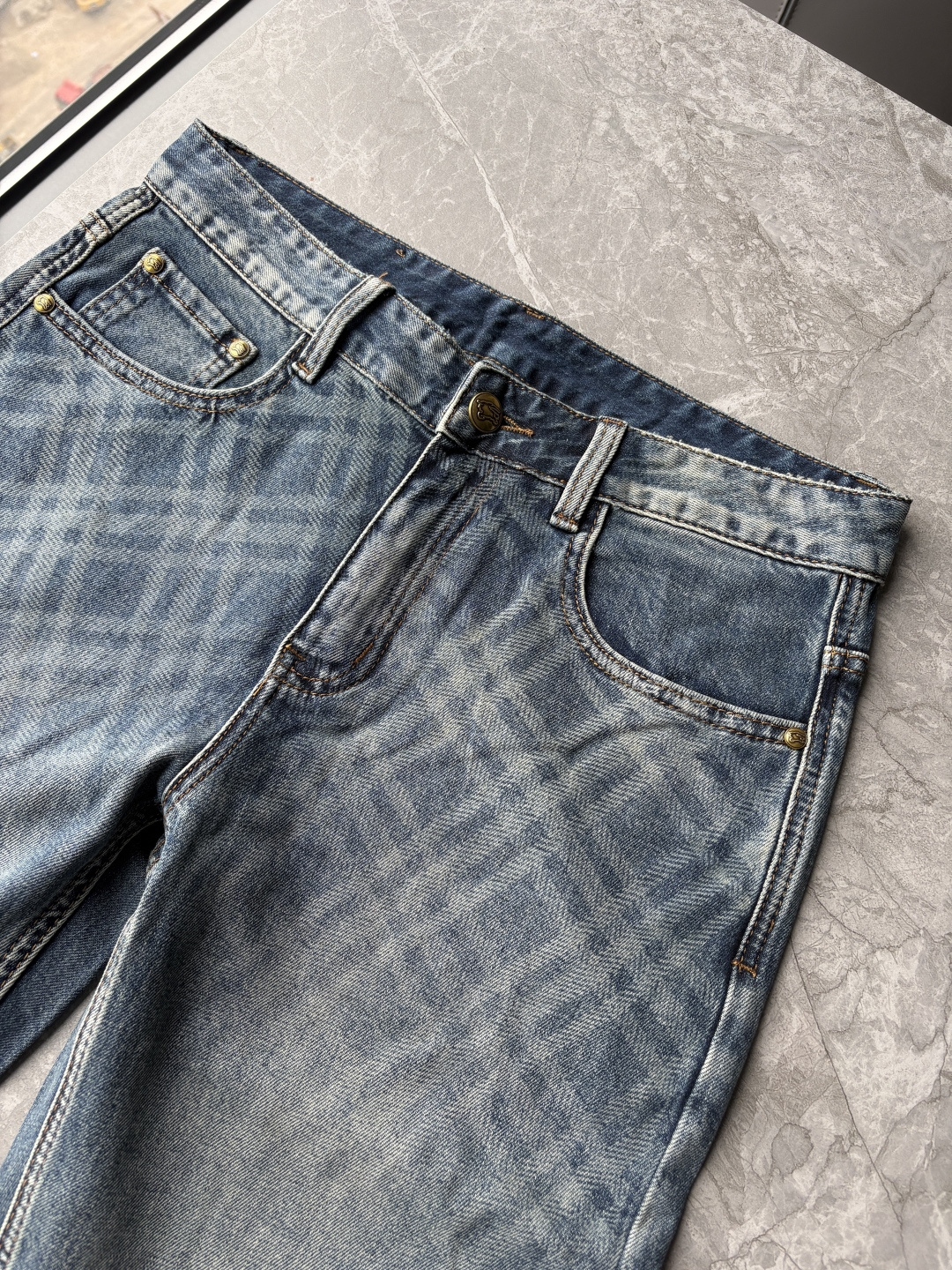 专柜🆕2026春夏设计推荐 热卖牛仔裤🆕柔软亲肤面料 奢华头层牛皮腰牌 经典蓝洗水 专柜限量款 奢华感订