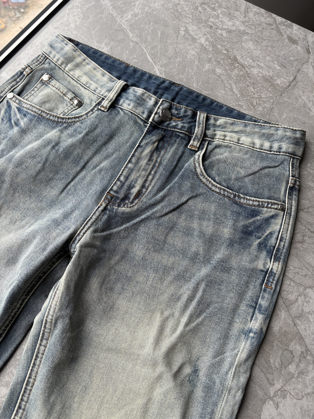 专柜🆕2026春夏设计推荐 热卖牛仔裤🆕柔软亲肤面料 奢华头层牛皮腰牌 经典蓝洗水 专柜限量款 奢华感订