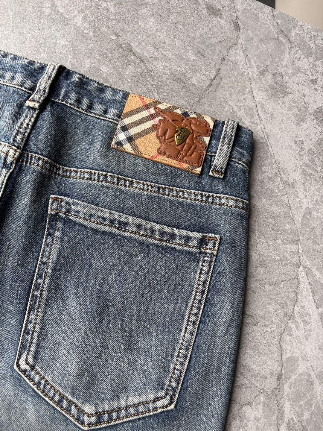 专柜🆕2026春夏设计推荐 热卖牛仔裤🆕柔软亲肤面料 奢华头层牛皮腰牌 经典蓝洗水 专柜限量款 奢华感订