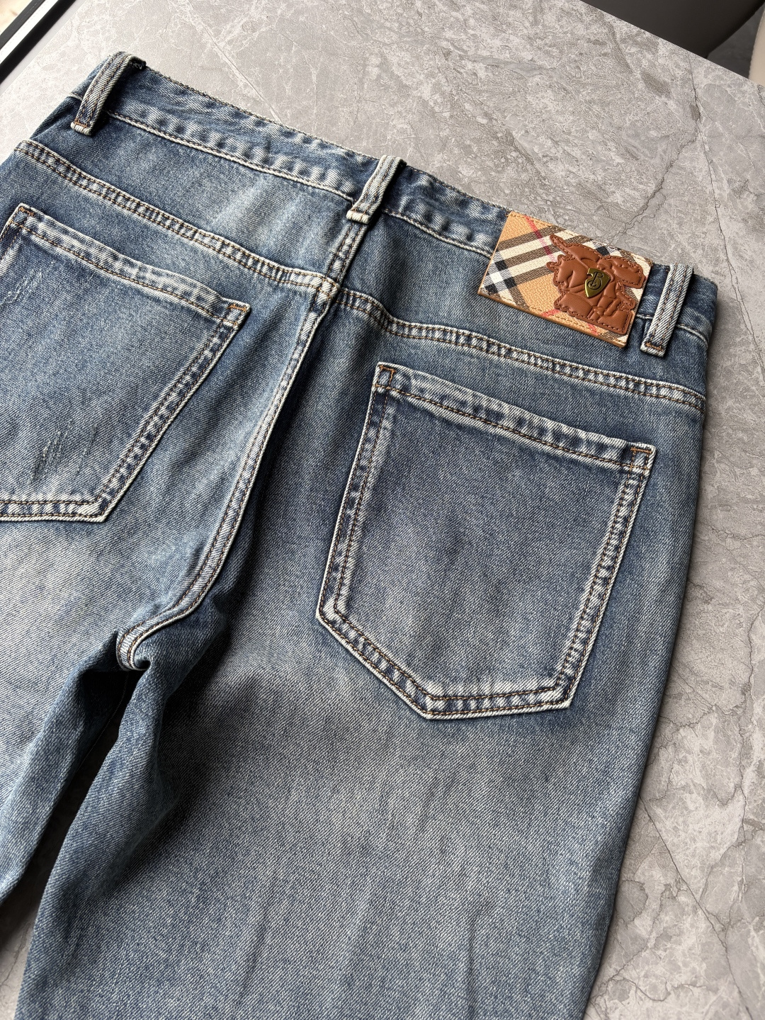 专柜🆕2026春夏设计推荐 热卖牛仔裤🆕柔软亲肤面料 奢华头层牛皮腰牌 经典蓝洗水 专柜限量款 奢华感订