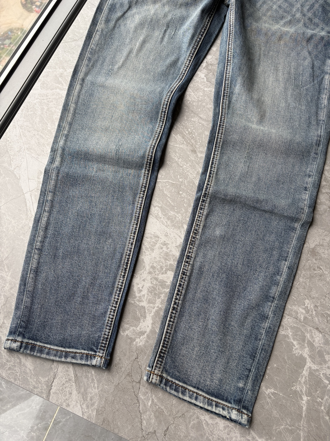 专柜🆕2026春夏设计推荐 热卖牛仔裤🆕柔软亲肤面料 奢华头层牛皮腰牌 经典蓝洗水 专柜限量款 奢华感订