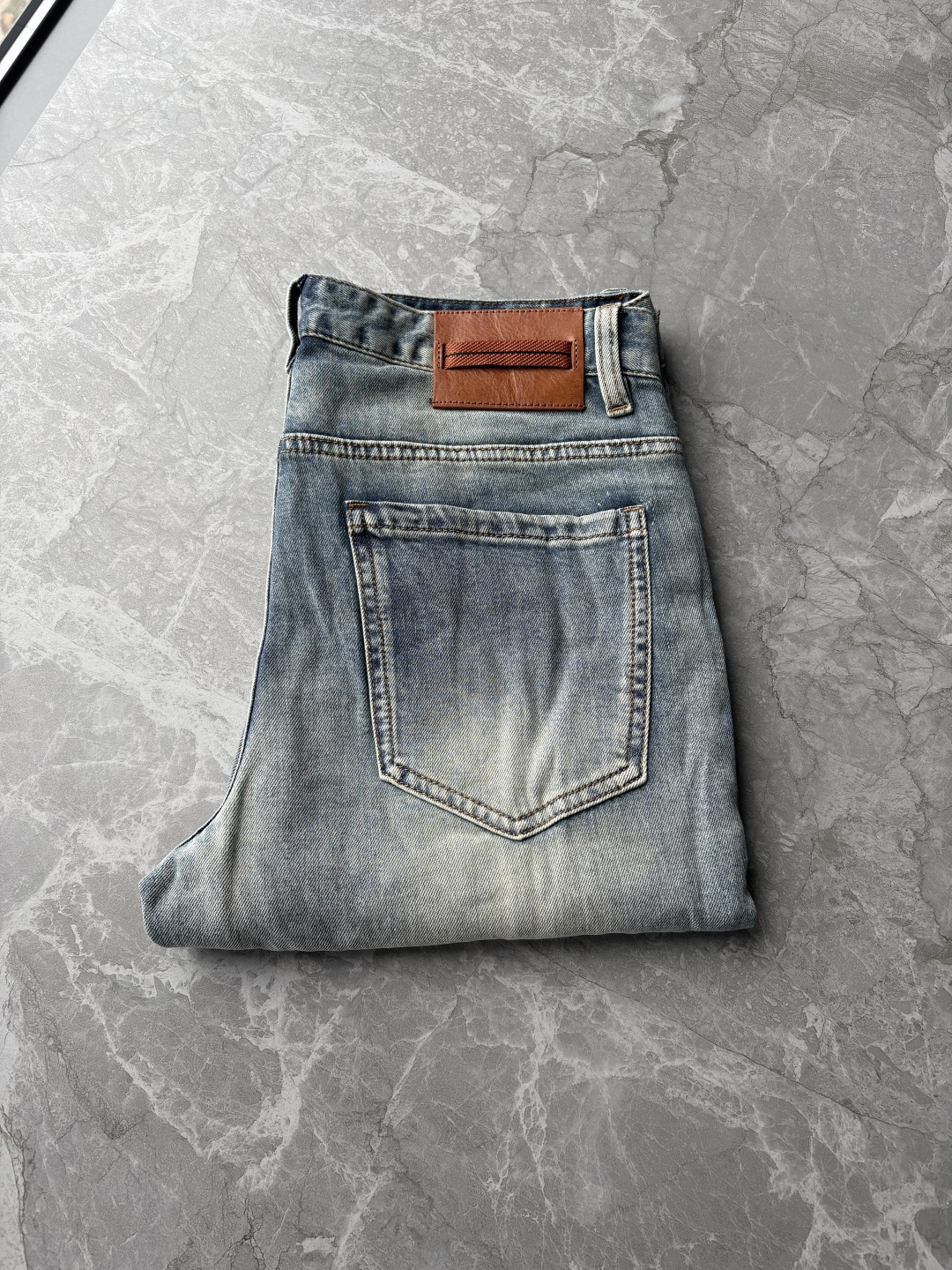 专柜🆕2026春夏设计推荐 热卖牛仔裤🆕柔软亲肤面料 奢华头层牛皮腰牌 经典蓝洗水 专柜限量款 奢华感订
