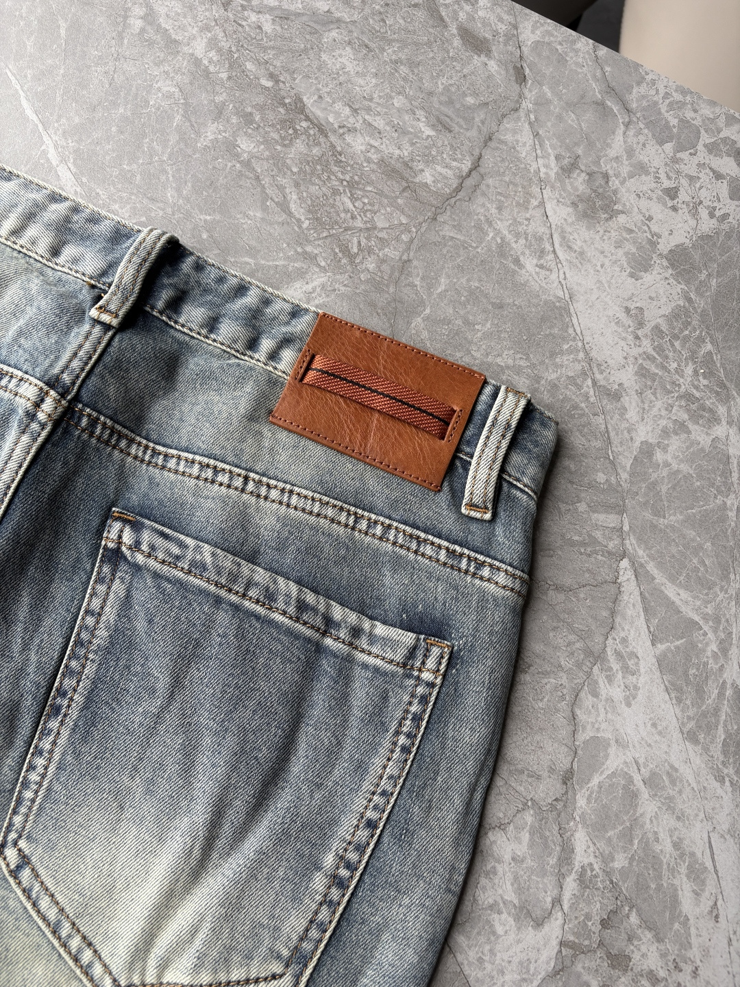专柜🆕2026春夏设计推荐 热卖牛仔裤🆕柔软亲肤面料 奢华头层牛皮腰牌 经典蓝洗水 专柜限量款 奢华感订