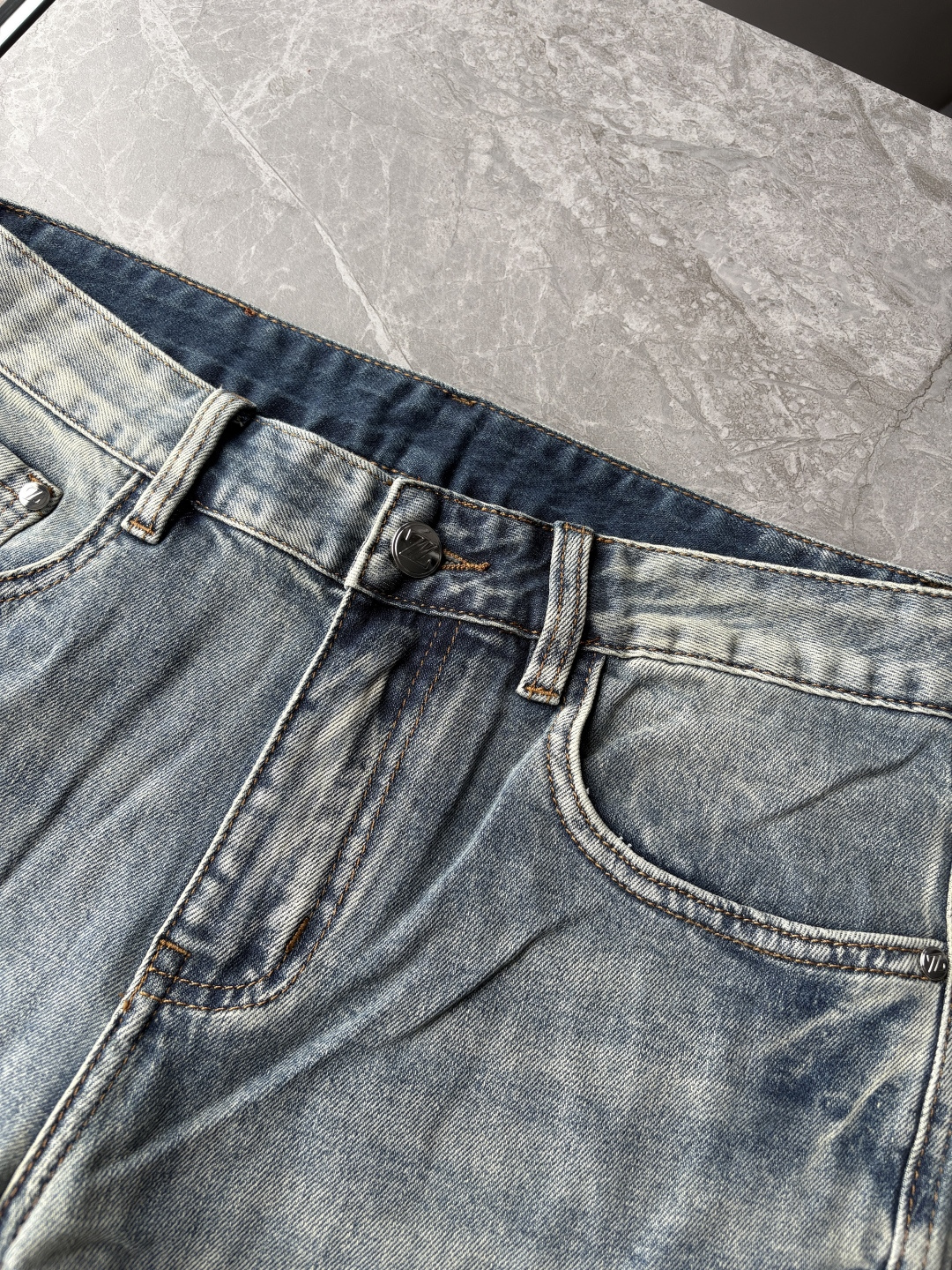 专柜🆕2026春夏设计推荐 热卖牛仔裤🆕柔软亲肤面料 奢华头层牛皮腰牌 经典蓝洗水 专柜限量款 奢华感订