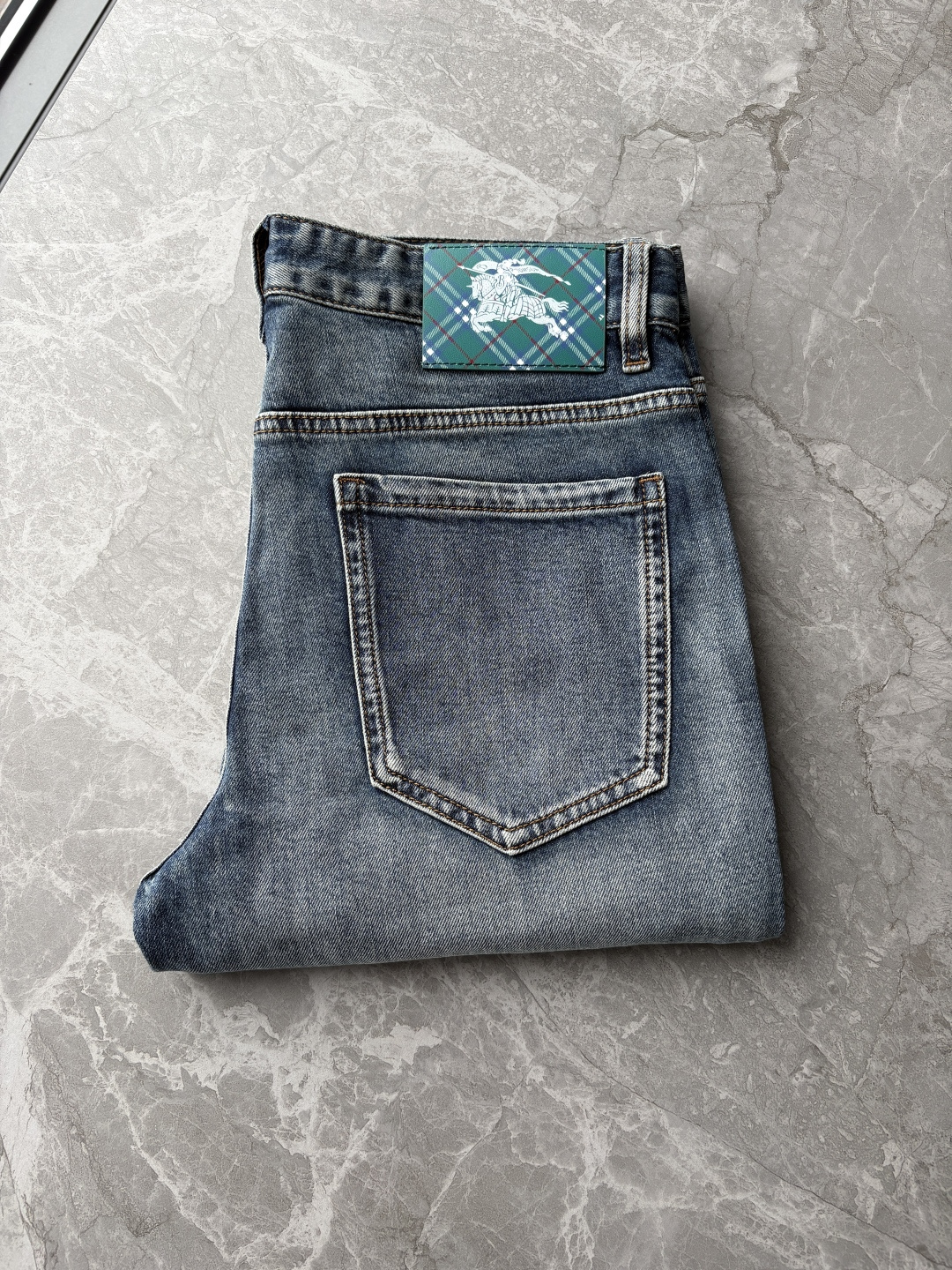 专柜🆕2026春夏设计推荐 热卖牛仔裤🆕柔软亲肤面料 奢华头层牛皮腰牌 经典蓝洗水 专柜限量款 奢华感订