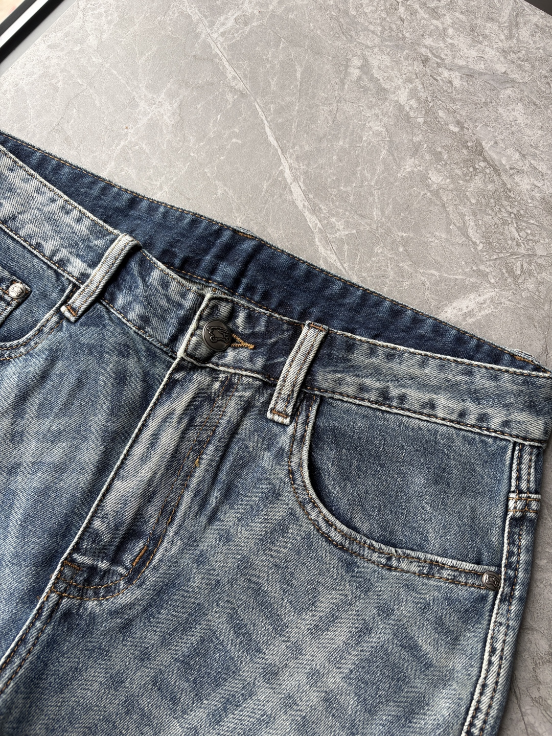 专柜🆕2026春夏设计推荐 热卖牛仔裤🆕柔软亲肤面料 奢华头层牛皮腰牌 经典蓝洗水 专柜限量款 奢华感订