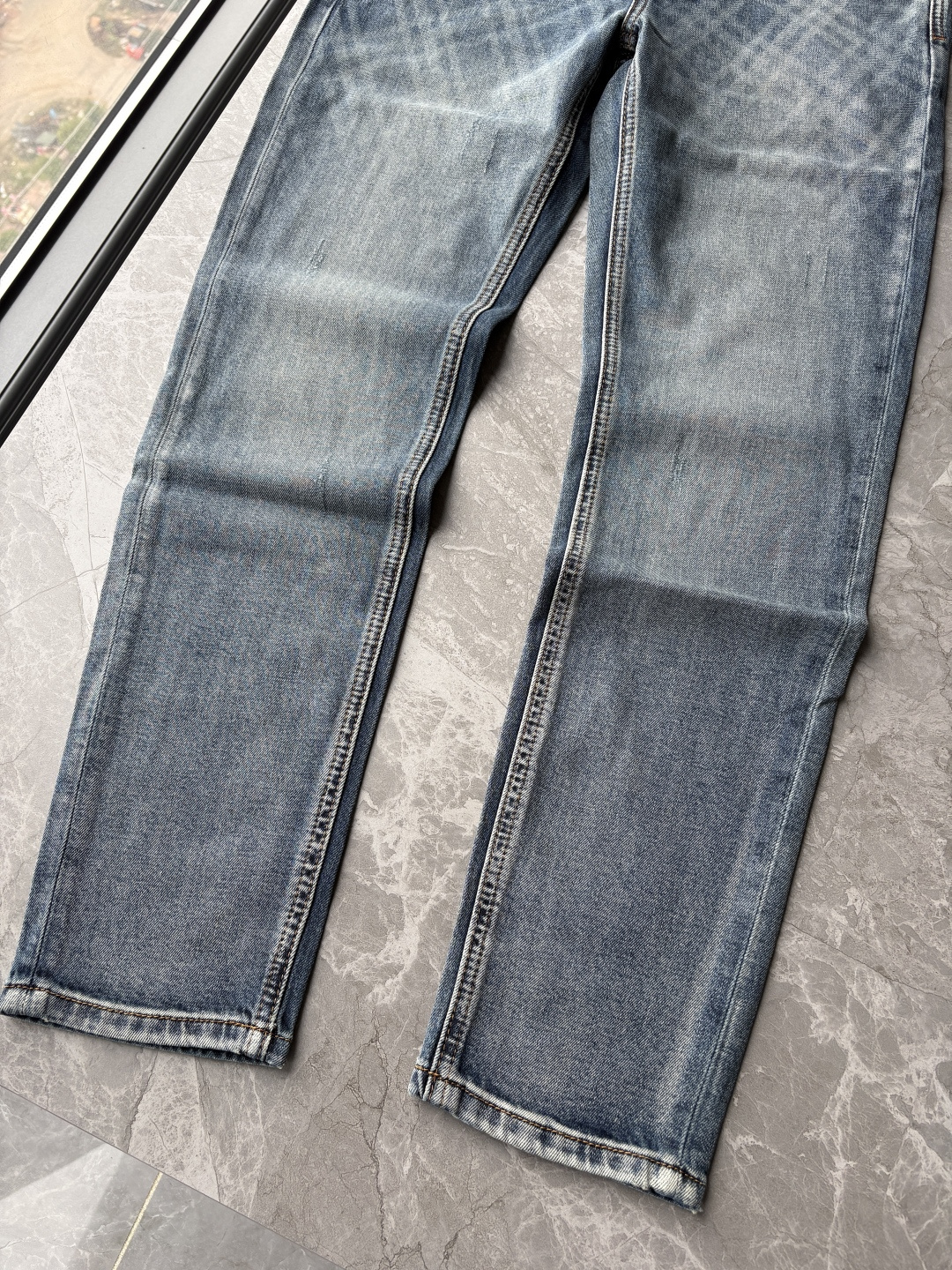 专柜🆕2026春夏设计推荐 热卖牛仔裤🆕柔软亲肤面料 奢华头层牛皮腰牌 经典蓝洗水 专柜限量款 奢华感订