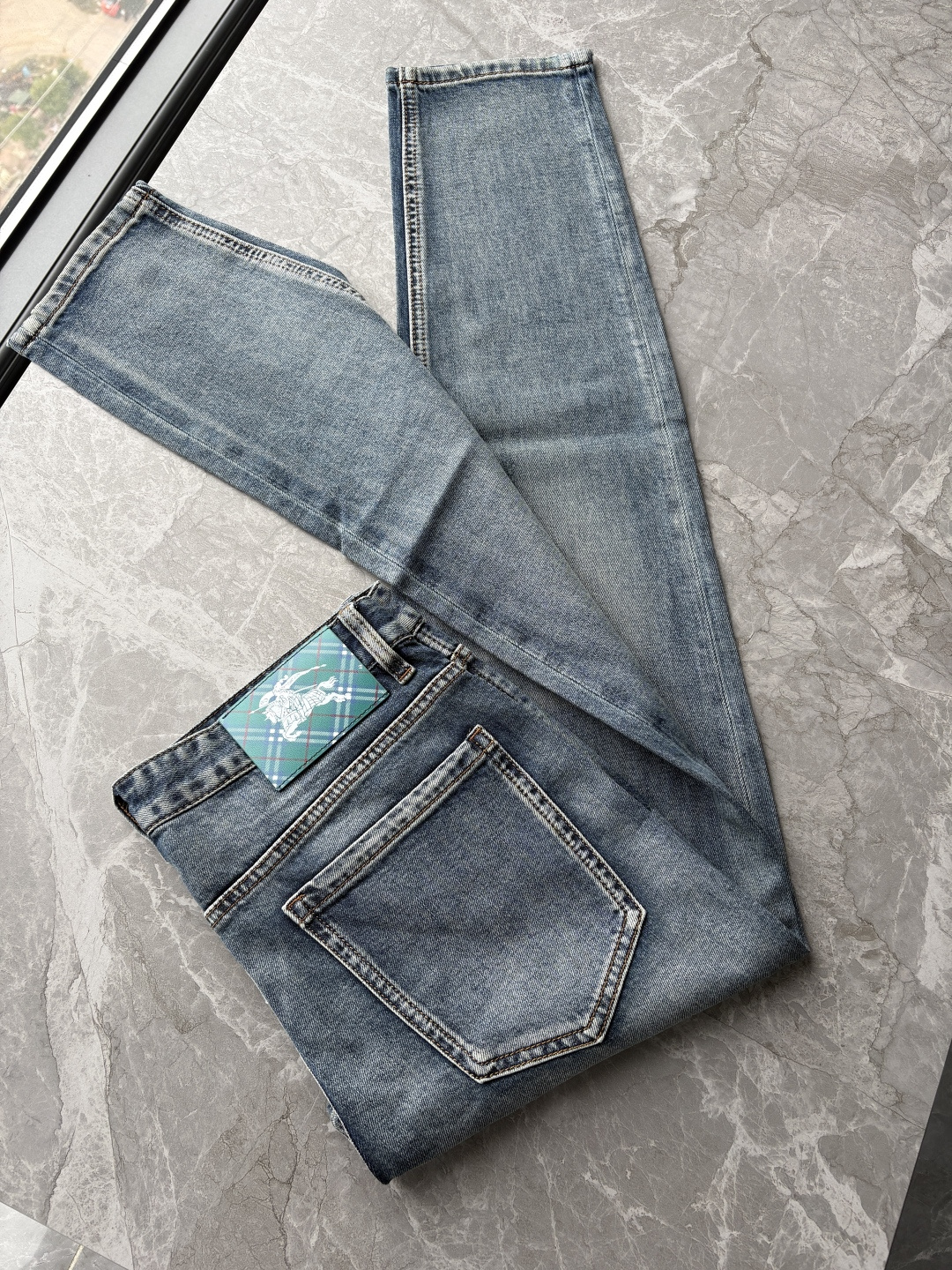 专柜🆕2026春夏设计推荐 热卖牛仔裤🆕柔软亲肤面料 奢华头层牛皮腰牌 经典蓝洗水 专柜限量款 奢华感订