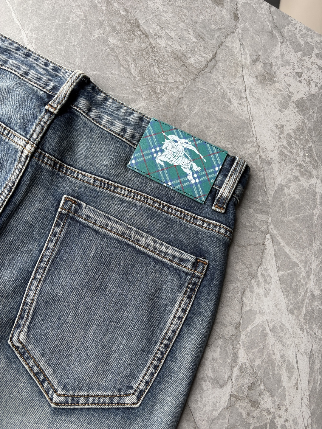 专柜🆕2026春夏设计推荐 热卖牛仔裤🆕柔软亲肤面料 奢华头层牛皮腰牌 经典蓝洗水 专柜限量款 奢华感订