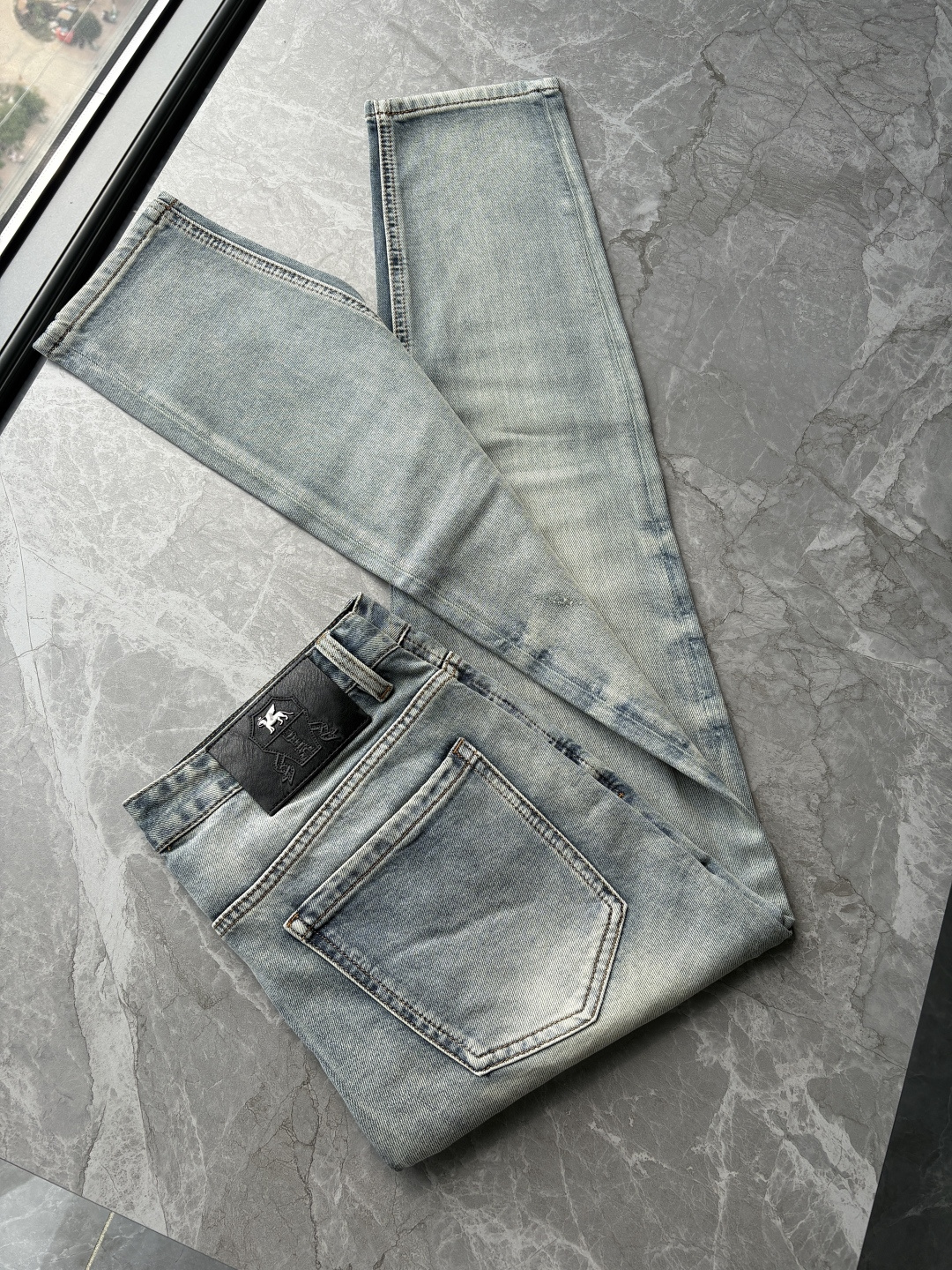 专柜🆕2026春夏设计推荐 热卖牛仔裤🆕柔软亲肤面料 奢华头层牛皮腰牌 经典蓝洗水 专柜限量款 奢华感订
