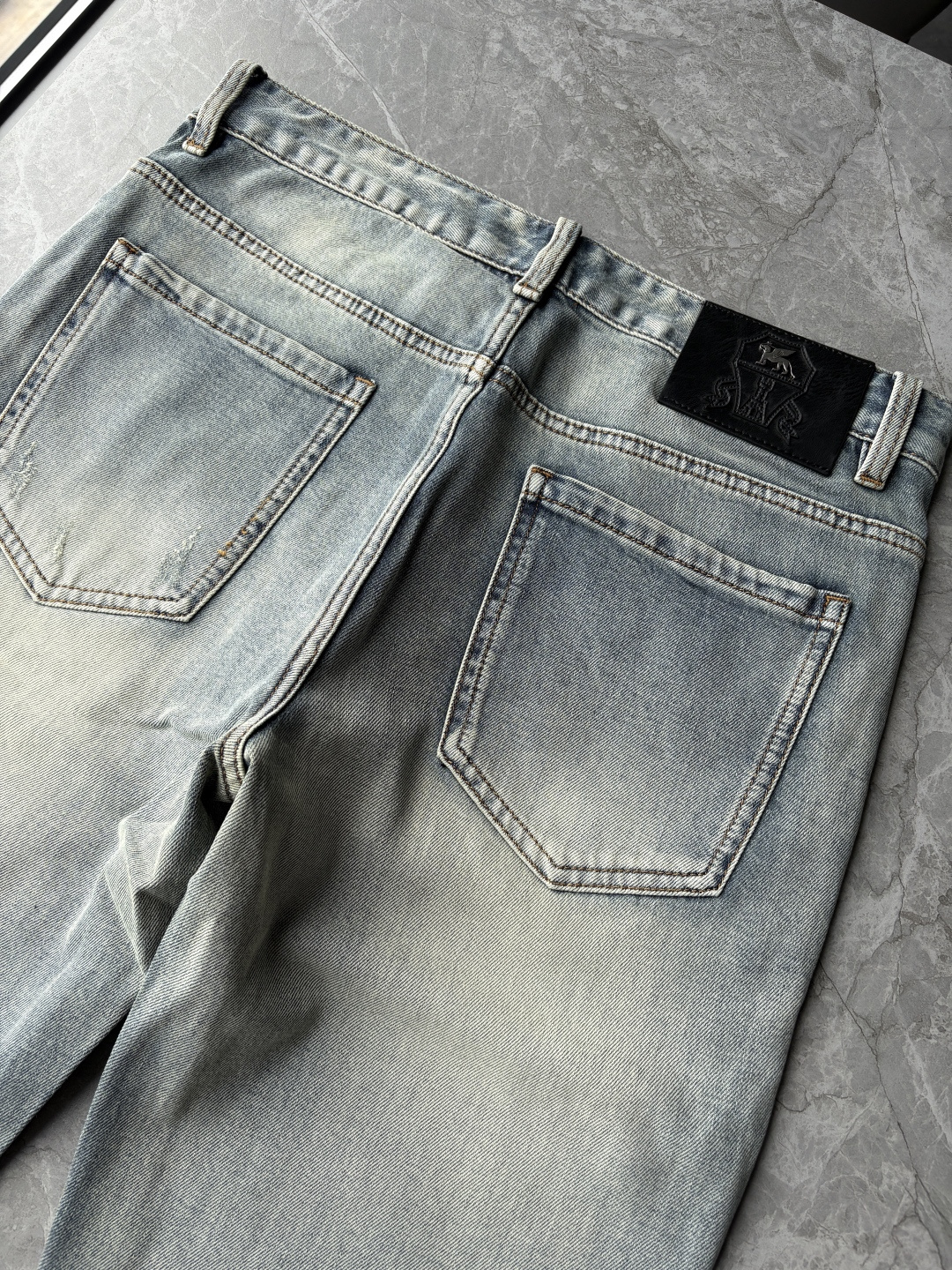 专柜🆕2026春夏设计推荐 热卖牛仔裤🆕柔软亲肤面料 奢华头层牛皮腰牌 经典蓝洗水 专柜限量款 奢华感订