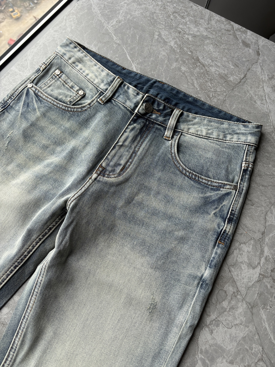 专柜🆕2026春夏设计推荐 热卖牛仔裤🆕柔软亲肤面料 奢华头层牛皮腰牌 经典蓝洗水 专柜限量款 奢华感订