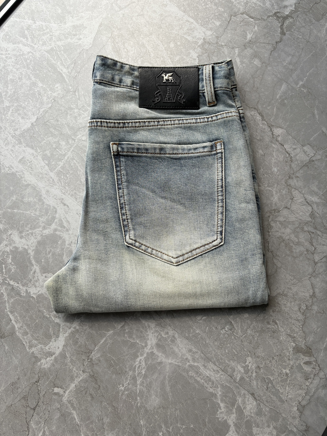 专柜🆕2026春夏设计推荐 热卖牛仔裤🆕柔软亲肤面料 奢华头层牛皮腰牌 经典蓝洗水 专柜限量款 奢华感订