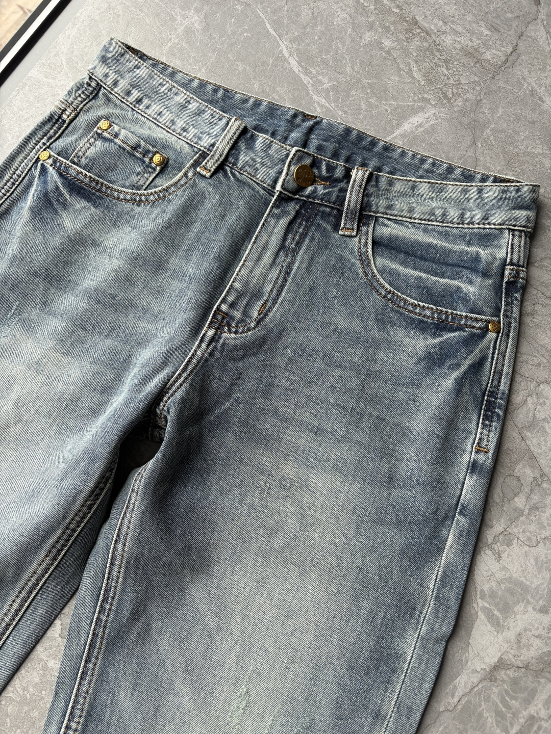 专柜🆕2026春夏设计推荐 热卖牛仔裤🆕柔软亲肤面料 奢华头层牛皮腰牌 经典蓝洗水 专柜限量款 奢华感订