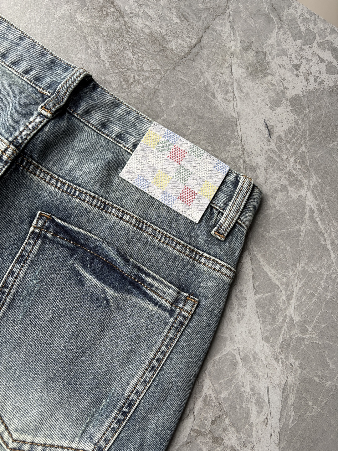 专柜🆕2026春夏设计推荐 热卖牛仔裤🆕柔软亲肤面料 奢华头层牛皮腰牌 经典蓝洗水 专柜限量款 奢华感订