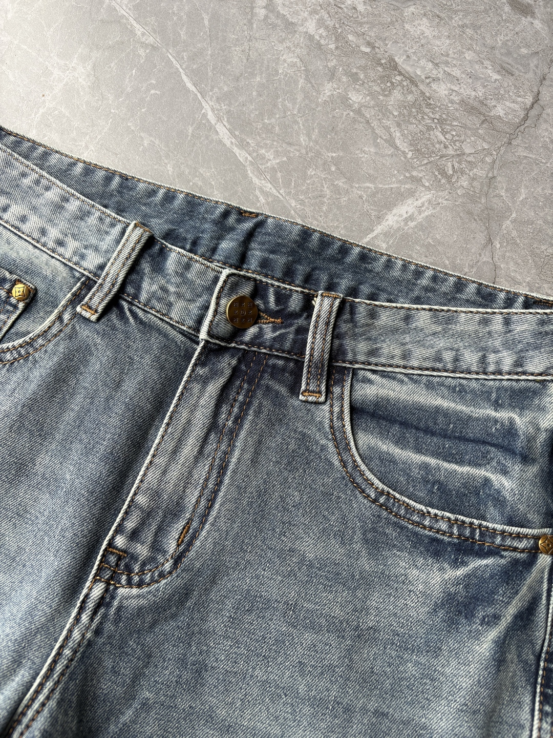 专柜🆕2026春夏设计推荐 热卖牛仔裤🆕柔软亲肤面料 奢华头层牛皮腰牌 经典蓝洗水 专柜限量款 奢华感订