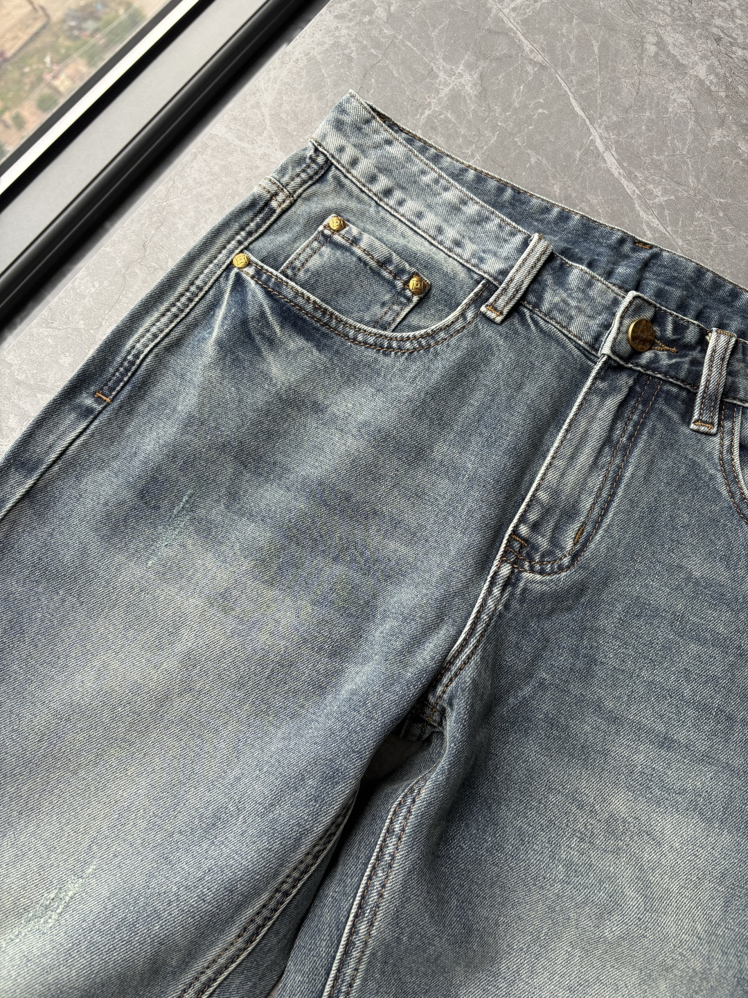 专柜🆕2026春夏设计推荐 热卖牛仔裤🆕柔软亲肤面料 奢华头层牛皮腰牌 经典蓝洗水 专柜限量款 奢华感订