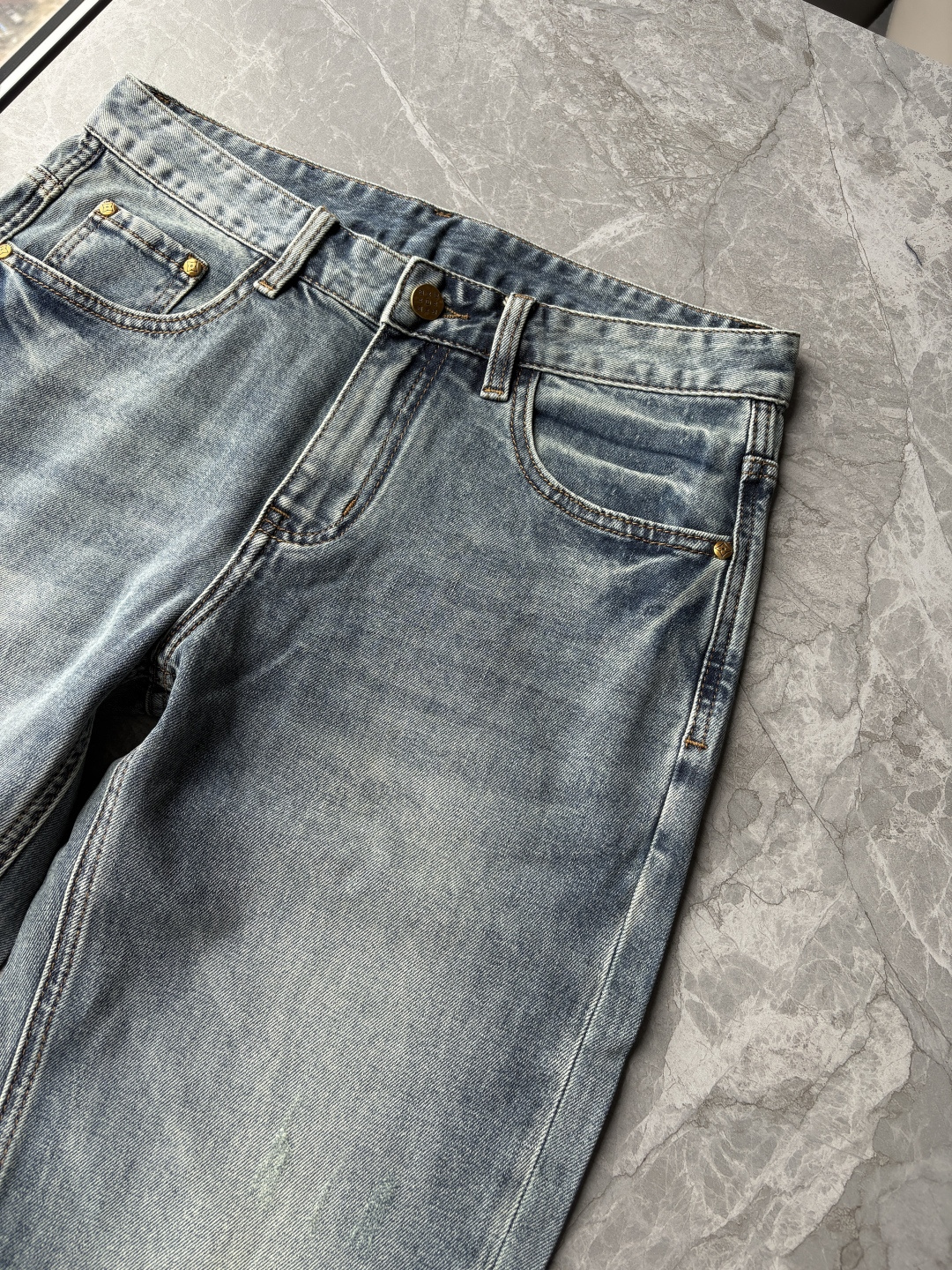 专柜🆕2026春夏设计推荐 热卖牛仔裤🆕柔软亲肤面料 奢华头层牛皮腰牌 经典蓝洗水 专柜限量款 奢华感订