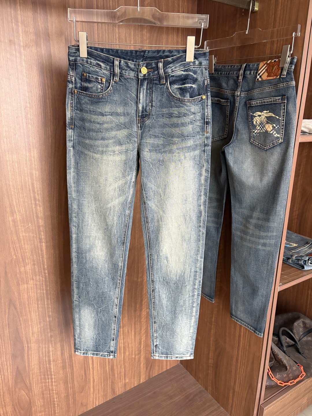 专柜🆕2026春夏设计推荐 热卖牛仔裤🆕柔软亲肤面料 奢华头层牛皮腰牌 经典蓝洗水 专柜限量款 奢华感订