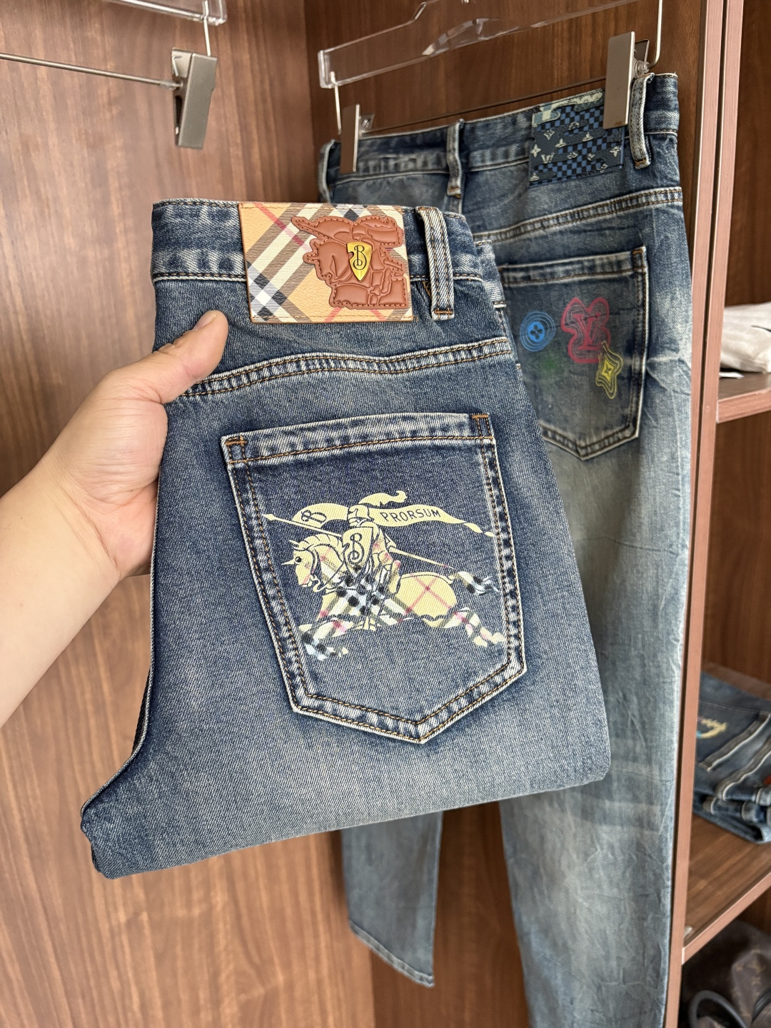 专柜🆕2026春夏设计推荐 热卖牛仔裤🆕柔软亲肤面料 奢华头层牛皮腰牌 经典蓝洗水 专柜限量款 奢华感订