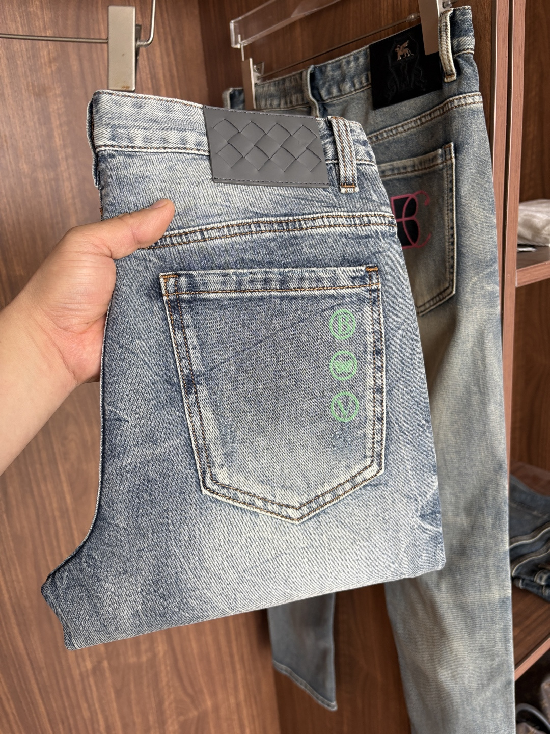 专柜🆕2026春夏设计推荐 热卖牛仔裤🆕柔软亲肤面料 奢华头层牛皮腰牌 经典蓝洗水 专柜限量款 奢华感订