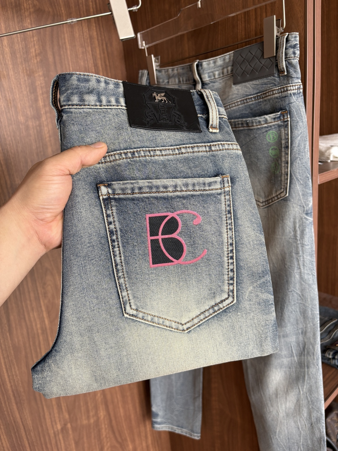 NO:839803,The counter's 2026 spring and summer design recommendations. Hot-selling jeans with soft skin-friendly fabrics. Luxurious first-layer cowhide waist tags. Classic blue wash. Limited edition at the counter. Luxurious custom-made fabrics. Craftsmanship + wash. Foreign trade quality and detail processing. I absolutely love this color. I love it. The counter's autumn and winter hot sales. Pre-sale. Sold out. Hot single color. Versatile. Big cow flavor. Stretch slim small straight pants. Size. 29-38. No 35; 37 size.  FFF001,,jeans,cowhide,19860909专柜2026春夏设计推荐 热卖牛仔裤柔软亲肤面料 奢华头层牛皮腰牌 经典蓝洗水 专柜限量款 奢华感订制面料 工艺+洗水外贸品质感细节处理满满到位 这颜色绝对爱了爱了专柜秋冬热卖预售即售完款爆单款色系百搭大牛味 弹力修身小直筒裤型 尺码.29-38 无35；37码 FFF001,,jeans,cowhide,,Men's clothing