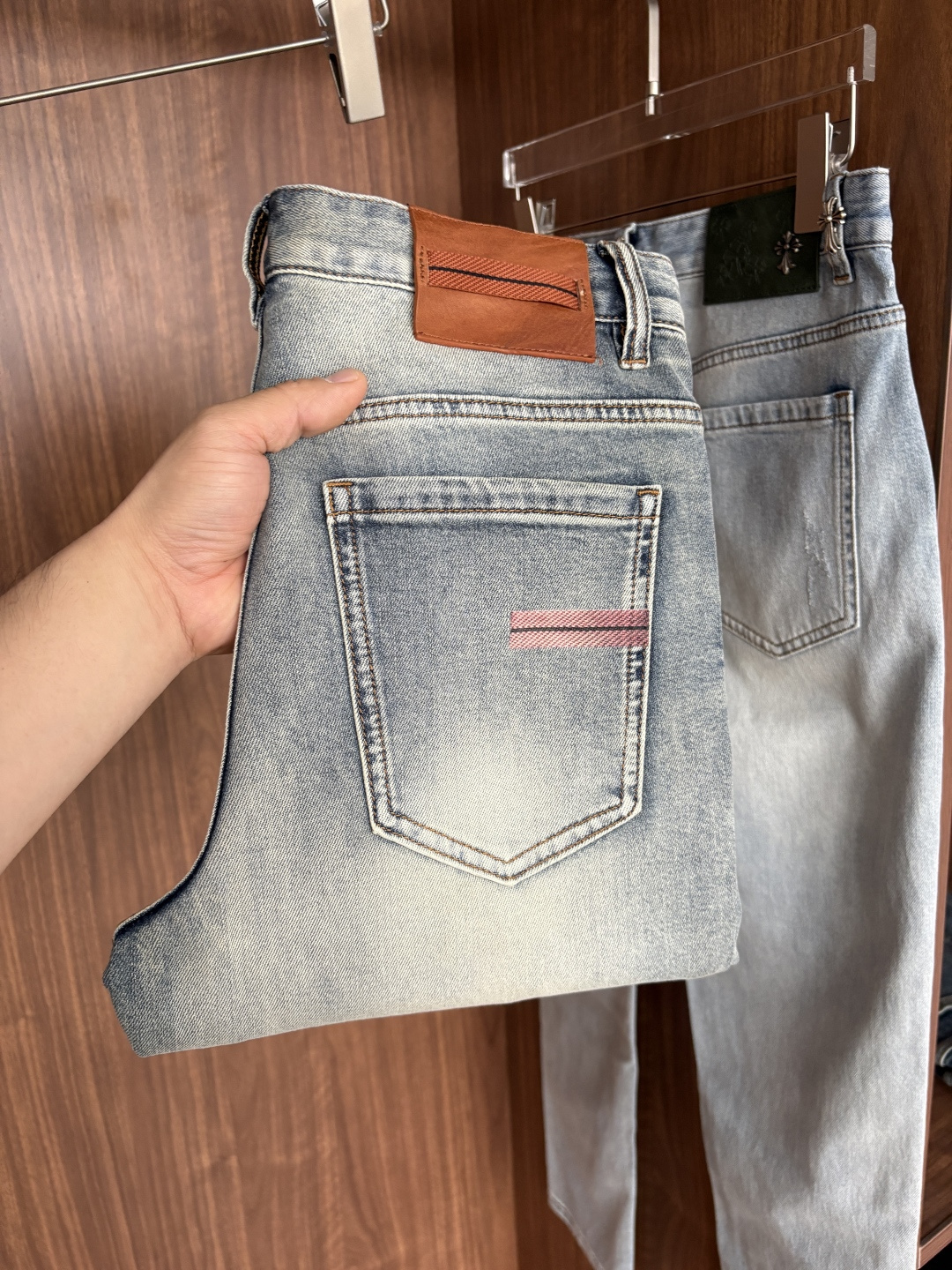 NO:839798,The counter's 2026 spring and summer design recommendations are hot-selling jeans with soft skin-friendly fabrics. Luxurious first-layer cowhide waist tags. Classic blue wash. Limited edition at the counter. Luxurious custom-made fabrics. Craftsmanship + wash. Foreign trade quality and detail processing. I absolutely love this color. I love it. The counter's autumn and winter hot sales. Pre-sale. Sold out. Hot single color. Versatile. Stretchy slim straight pants. Size. 29-38.  No 35; 37 yards,,jeans,cowhide,19860909专柜2026春夏设计推荐 热卖牛仔裤柔软亲肤面料 奢华头层牛皮腰牌 经典蓝洗水 专柜限量款 奢华感订制面料 工艺+洗水外贸品质感细节处理满满到位 这颜色绝对爱了爱了专柜秋冬热卖预售即售完款爆单款色系百搭大牛味 弹力修身小直筒裤型 尺码.29-38 无35；37码,,jeans,cowhide,,Men's clothing
