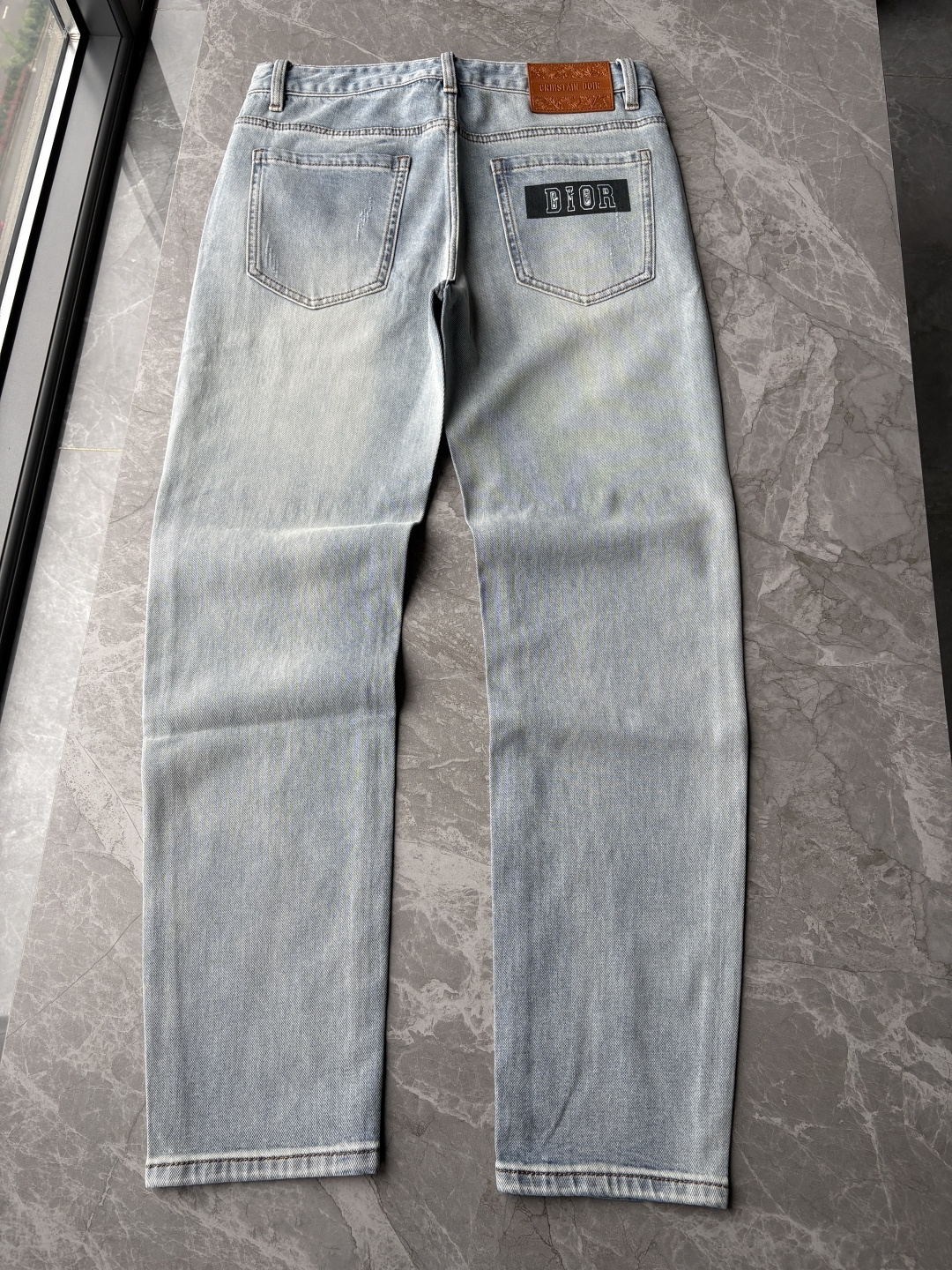 专柜🆕2026春夏设计推荐 热卖牛仔裤🆕柔软亲肤面料 奢华头层牛皮腰牌 经典蓝洗水 专柜限量款 奢华感订